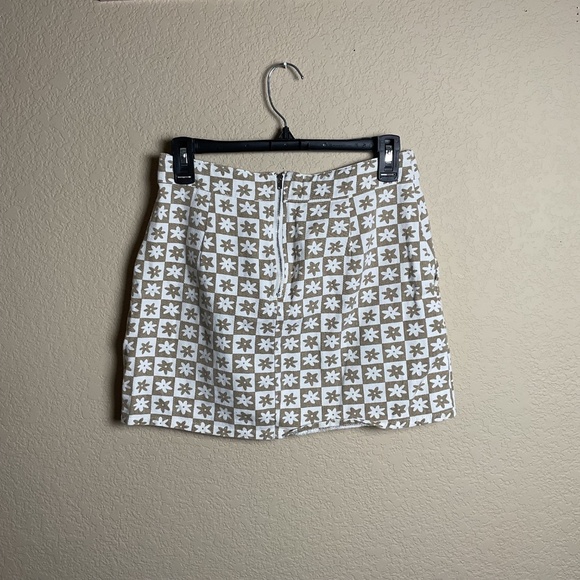 Altard State Womens Small Tan & White Checkered Flower Mini Skirt Zip Back - Picture 2 of 8